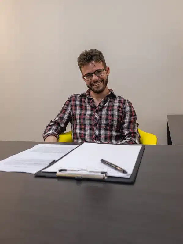 Psicólogo realizando terapia online por videollamada